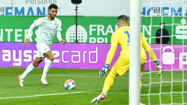 Schockstarre…für Hoffenheim! Knapp 20 Sekunden nach Wiederanpfiff macht Timothy Tillman nicht nur seinen ersten Bundesliga-Treffer, sondern mit dem Blitztor auch den Ausgleich. Fürth ist zurück im Spiel.