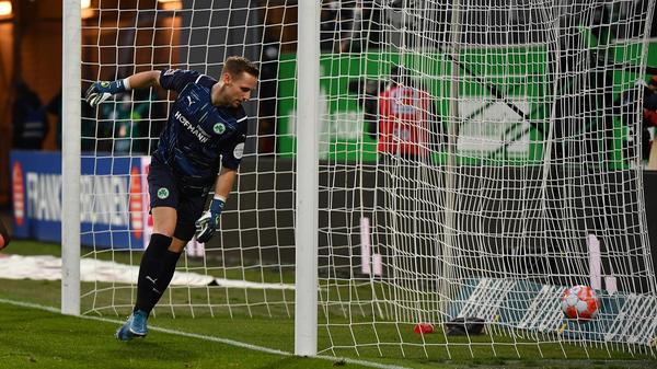 Nach dem Spiel in Gladbach hatte Trainer Stefan Leitl einigermaßen vielsagend über die Zukunft auf der Torhüterposition gesprochen. Beide Keeper hatten in ihren je sechs Spielen nicht überzeugt - ganz offensichtlich gehört die Zukunft in Fürth aber Marius Funk. Auf der Linie hielt er mehrmals stark, fußballerisch aber war er wieder sehr schwach. Drosch den Ball in der ersten Hälfte sechsmal ins Aus. Wiederholung: Das Kleeblatt hat ein Torwartproblem.
