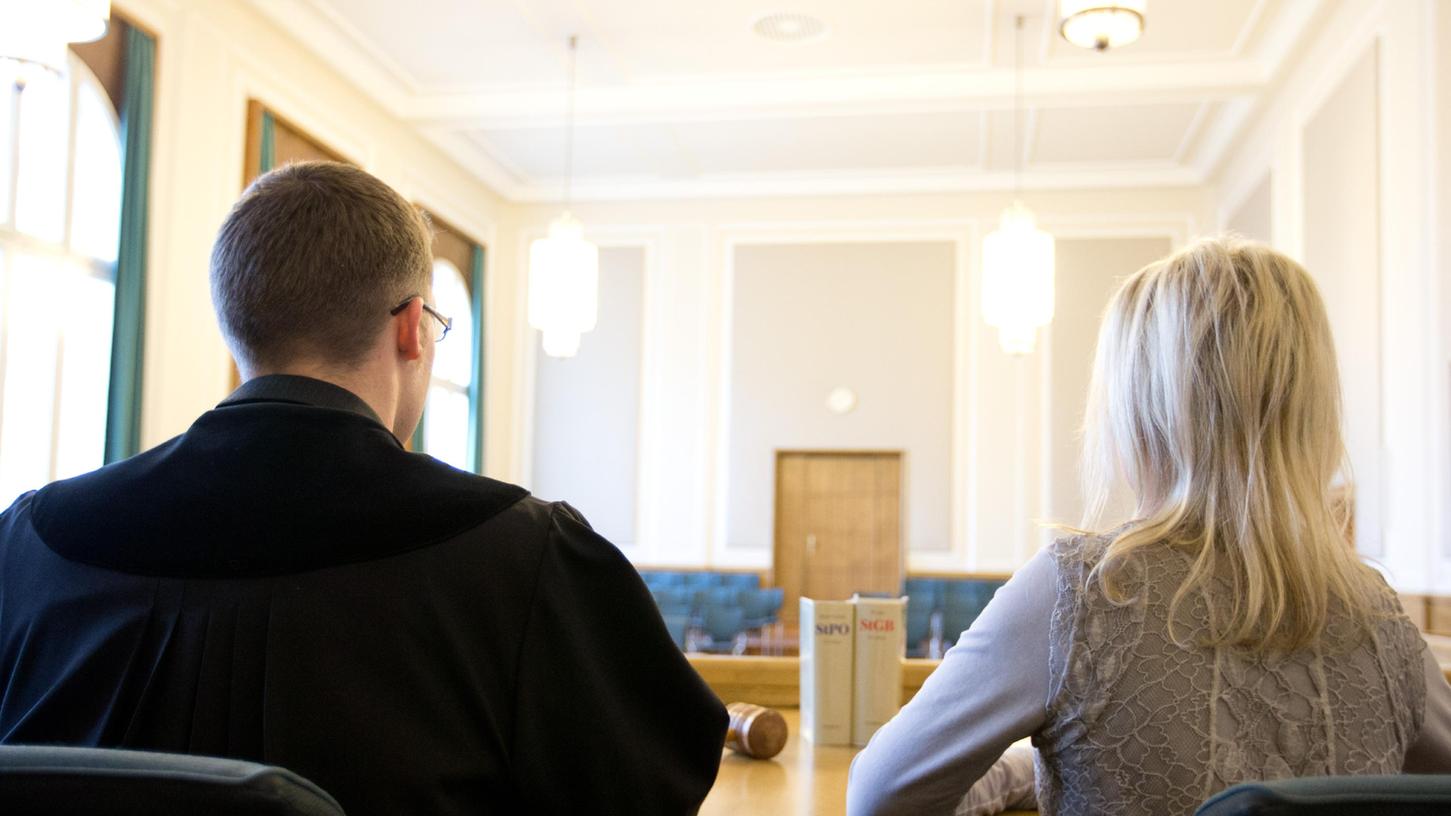 Im Namen des Volkes: Berufsrichtern werden Schöffen als Laienrichter an die Seite gestellt. Im Namen des Volkes: Berufsrichtern werden Schöffen als Laienrichter an die Seite gestellt.