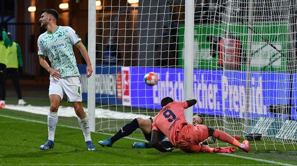 Statt 2:0 steht es nun 1:1. Das Kleeblatt in Person von Dickson Abiama vergibt die Gelegenheit, die Führung zu vergrößern, beziehungsweise der Pfosten verhindert es. Im Gegenzug und per Konter gleicht die TSG durch Ihlas Bebou aus. Die Hoffnung auf den ersten Bundesliga-Heimsieg bekommt in der 32. Minute einen ersten Dämpfer.