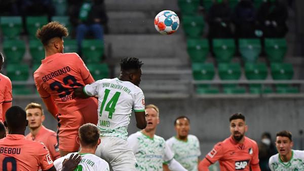 So schnell ist die Hoffnung dann auch schon wieder deutlich gesunken. In der 40. Minute, also keine 20 Minuten nach der Fürther Führung, dreht die TSG das Spiel und liegt nach einer Flanke des Ex-Kleeblatts David Raum, welche Georginio Rutter per Kopf verwandelt, in Front.