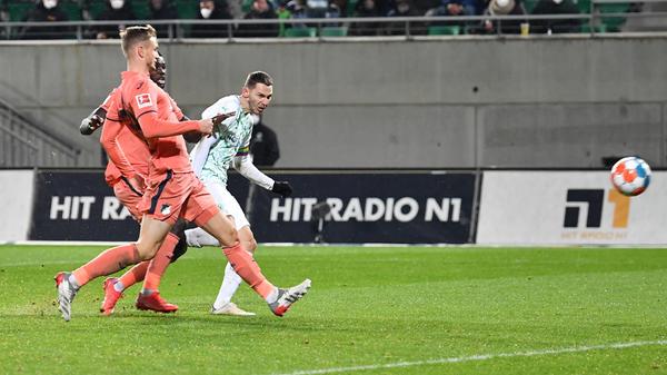 Postwendend ist dann aber Branimir Hrgota da: Der Kleeblatt-Stürmer verwandelt zum 3:5 und macht damit sein erstes Tor aus dem Spiel heraus. Seine bisherigen Treffer sind alle vom Elfmeterpunkt gefallen.