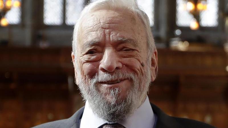 Der Komponist und Texter Stephen Sondheim posiert nach der Verleihung der Der Komponist und Texter Stephen Sondheim posiert nach der Verleihung der