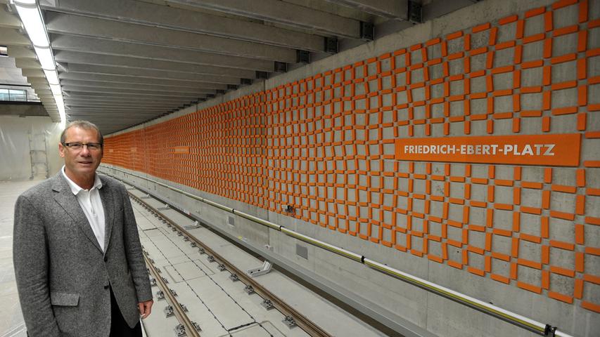 ...zirka 25.000 Leuchten sind nach Unternehmensangaben in den Bahnhöfen angebracht, dazu etwa 800 Kameras in Stationen und Fahrzeugen. In einigen Stationen setzt die Firma zudem auf Kunst, wie hier am Friedrich-Ebert-Platz, wo der Künstler Peter Kampehl die Wände gestaltete. Stolz ist das Unternehmen auf die neuen U-Bahnen:...