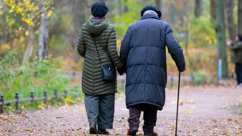 Ein Rentnerpaar geht spazieren: Arbeitsminister Heil will die Alterssicherung finanziell unter anderem durch den Aufbau eines Kapitalstocks sichern.