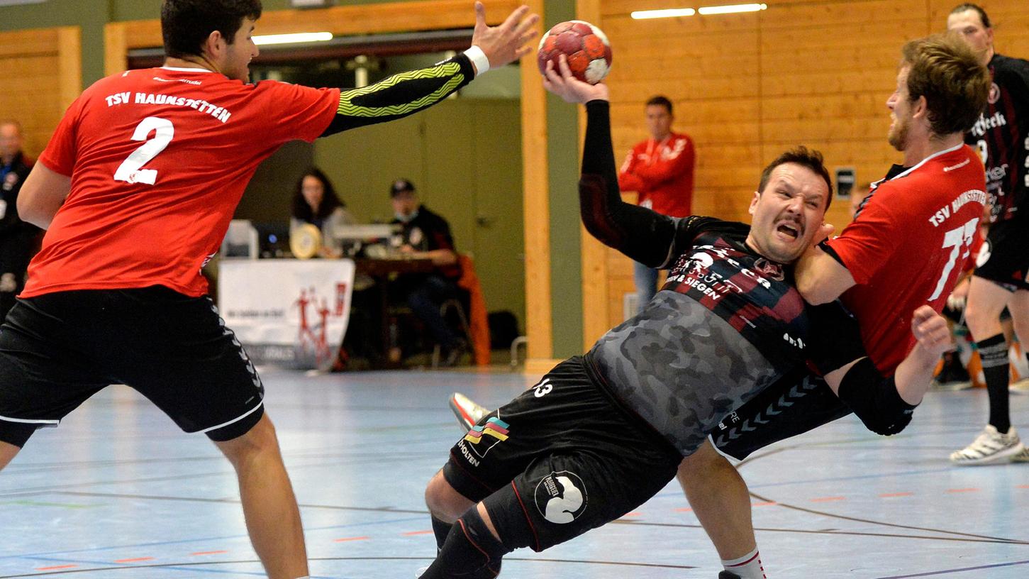 Wettkampf-Pause: Mirko Scholten (Mitte) wird wie viele bayerische Handballer erst einmal nur trainieren dürfen. Und auch das nur unter der 2G-Plus-Regel. 