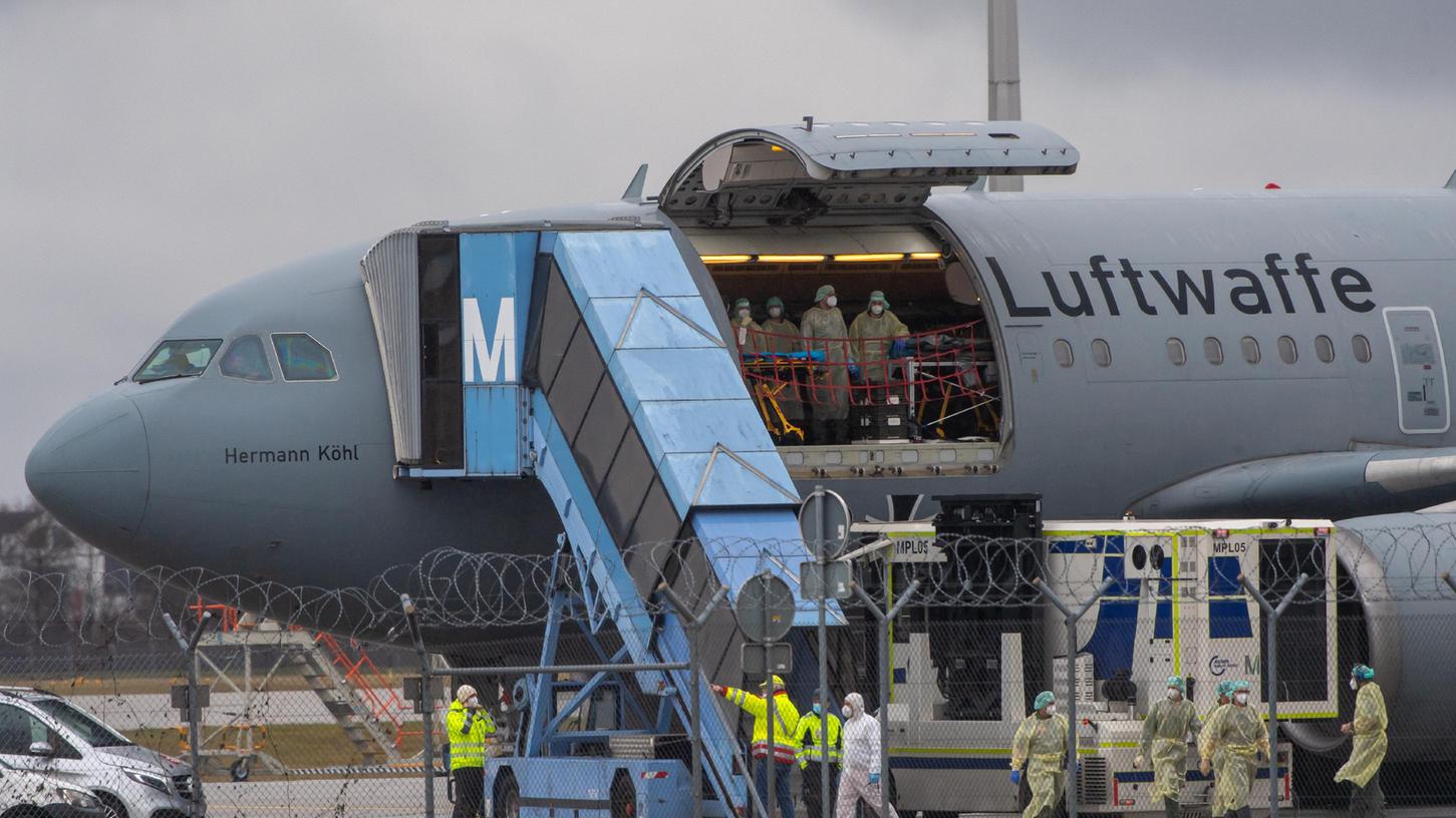 Ein Corona-Hilfsflug der Luftwaffe steht im Cargo-Bereich des Flughafen München. Am Nachmittag soll der Bundeswehr-Transport, im Rahmen Kleeblatt-Konzept, Covid-19-Patienten zum Flughafen nach Hamburg fliegen.