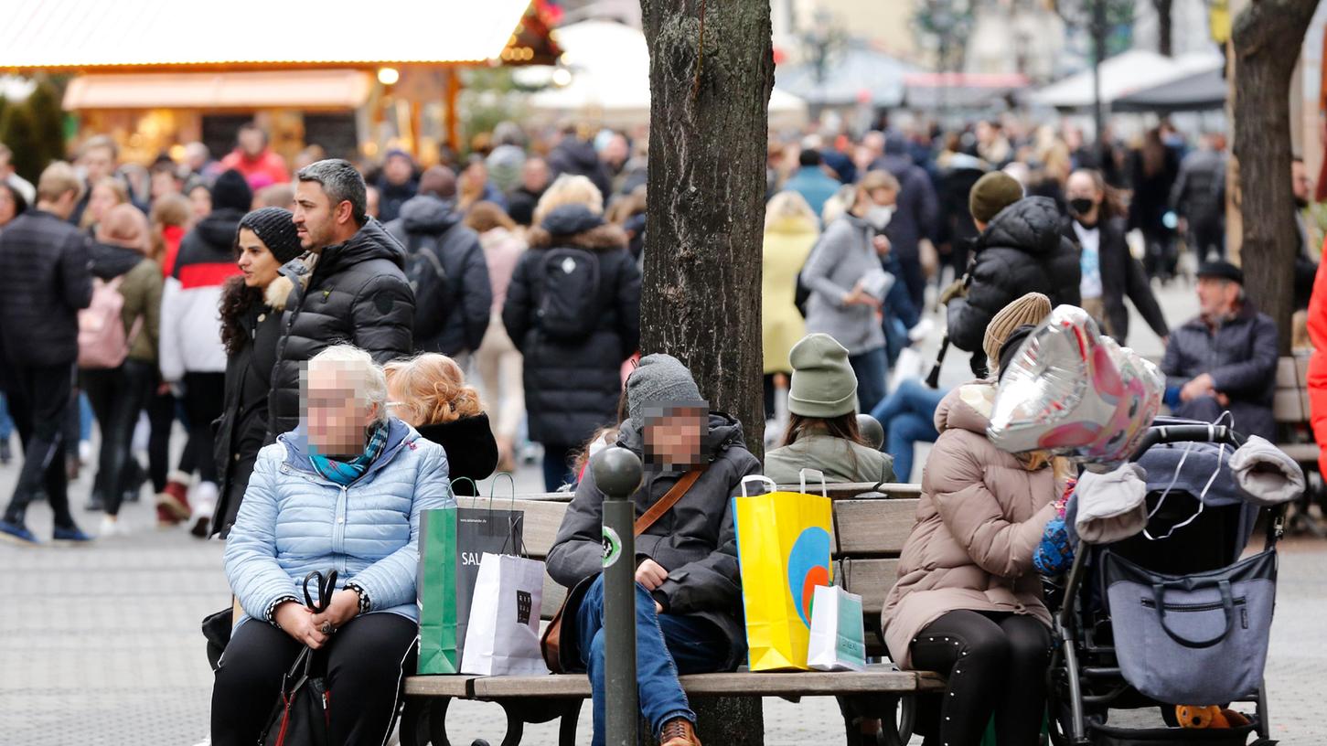 Wer weiß, wie lange die Geschäfte noch offen haben. Am ersten Adventswochenende strömten viele Menschen in die Nürnberger Innenstadt - auch wenn kein Christkindlesmarkt den typischen Budenzauber am Hauptmarkt verströmt.