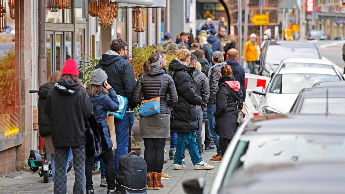 Großer Andrang vor den Testzentren: Auch in der Färberstraße standen die Menschen Schlange. Wegen der 2G-Plus-Regelung brauchen auch viele Geimpfte häufiger einen Nachweis über einen negativen Antigen-Schnelltest.      