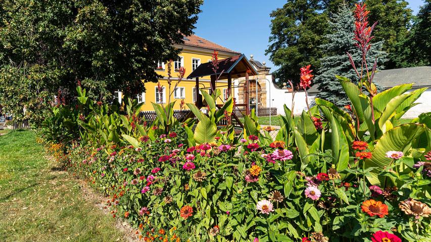 Schloss Ploskowitz grüßt seine Gäste im Sommer mit einem wahren Blumenmeer.