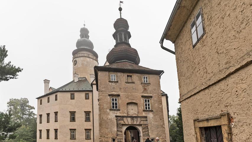 Burg Lemberk präsentiert sich als halbversunkene Schönheit im Herbstnebel. Die beste Jahreszeit für eine Schlösserreise ist der Spätsommer.