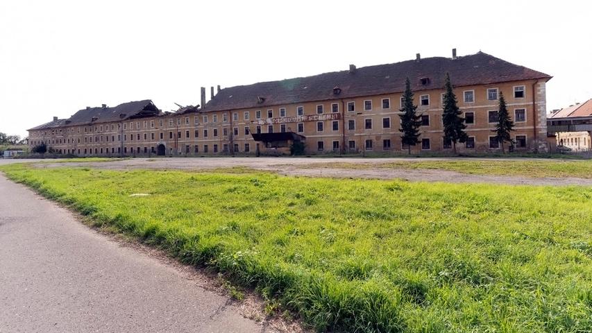 Die Gebäude, die im Nationalsozialismus als Lagergebäude für jüdische Gefangene dienten, sind dem Zerfall preisgegeben. Dieser Teil der Geschichte wird in Tschechien kaum gepflegt.