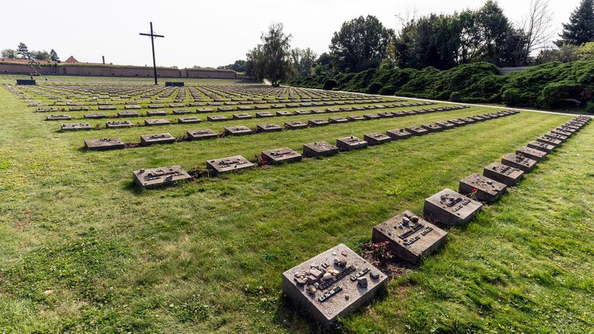 Grabsteine erinnern an die Menschen, die im Ghetto Theresienstadt elend verhungerten oder Krankheiten zum Opfer fielen.