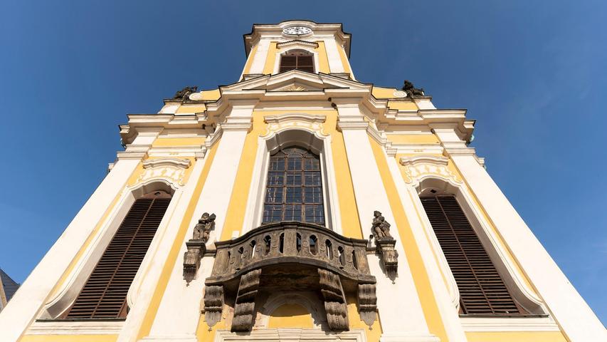 Die Kirche von Ustek dominiert den altösterreichischen Ort.