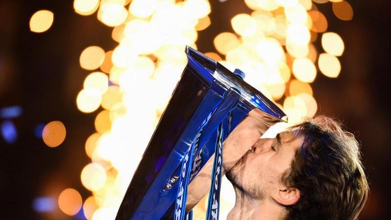 Alexander Zverev küsst nach seinem Sieg bei den ATP Finals in Turin seine Trophäe. Deutschlands Tennis-Ass besiegte im Endspiel den russischen Titelverteidiger Daniil Medwedew in zwei Sätzen.
