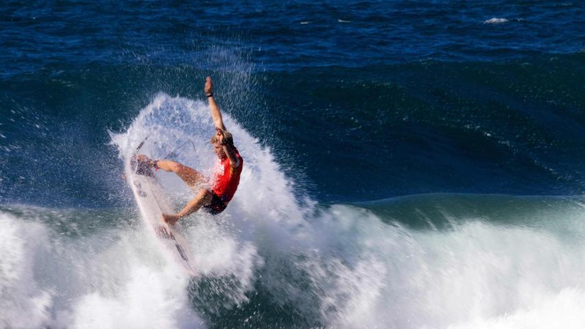 Beeindruckende Bilder gibt es derzeit auch wieder auf Hawaii zu bestaunen: Hier US-Surfer John John Florence am ersten Tag der World Surf League in der historischen Surfstadt Haleiwa.