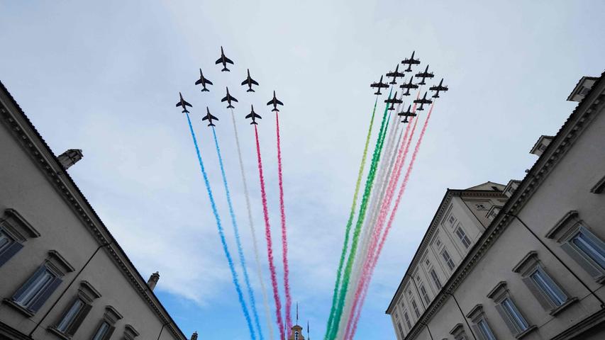 Die Frecce Tricolori der italienischen Luftwaffe und die Patrouille de France der französischen Luftwaffe fliegen am 26. eine Formation, um den Zusammenhalt zwischen den beiden Ländern zu demonstrieren. 
