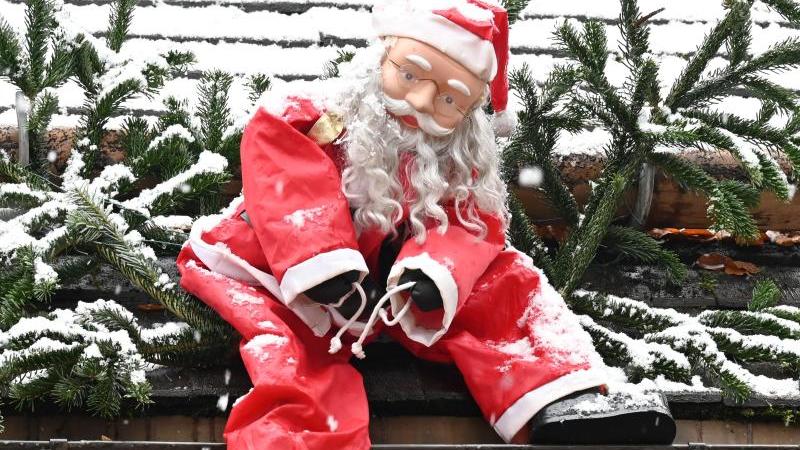 Wer hat ihn erfunden? Das Erscheinungsbild geht tatsächlich auf eine Werbekampagne des Unternehmens Coca Cola zurück. 1931 zeichnete ein Cartoonist die charakteristische Figur: Der dickliche Mann mit weißem Rauschebart und rot-weißem Mantel hat sich bis heute gehalten. Aber den Mythos des Weihnachtsmannes gab es in Deutschland bereits im 19. Jahrhundert.