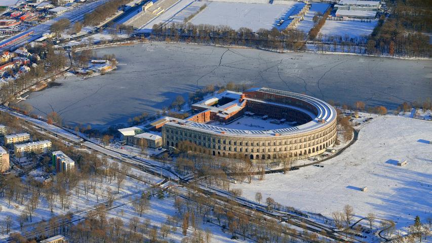 In den Innenhof der riesigen Bauruine am Dutzendteich plant die Stadt, übergangsweise das Nürnberger Opernhaus unterzubringen. Am 15. Dezember 2021 soll im Nürnberger Stadtrat eine Entscheidung fallen. In den Innenhof der riesigen Bauruine am Dutzendteich plant die Stadt, übergangsweise das Nürnberger Opernhaus unterzubringen. Am 15. Dezember 2021 soll im Nürnberger Stadtrat eine Entscheidung fallen.