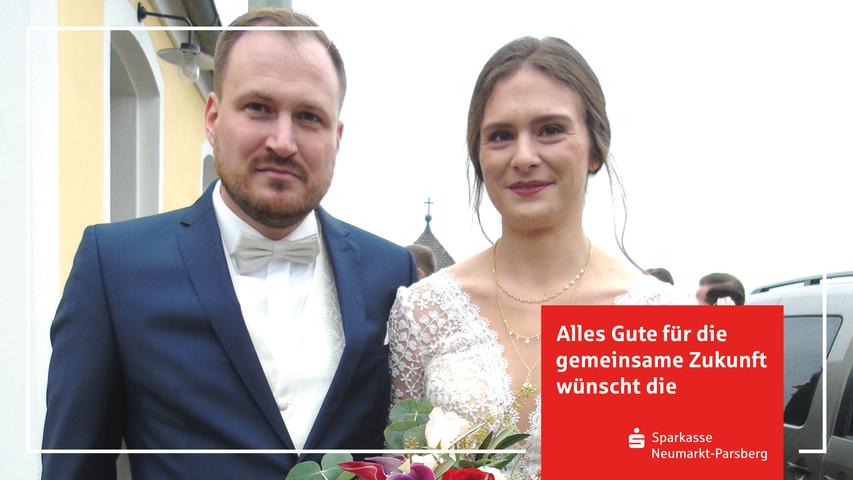 Nicole Beyer (30) aus Kevenhüll (Stadt Beilngries) und Stefan Auhuber (35) aus Wangen in der Gemeinde Mühlhausen haben sich in der Wappersdorfer Kirche das Ja-Wort gegeben. Den Segen gab dem Brautpaar Pfarrer Andreas Endriß. Für die musikalische Umrahmung des Gottesdienstes sorgte der Kirchenchor aus Kevenhüll. Seit September ist das Paar standesamtlich verheiratet und wohnt in Wangen. Nicole hat BWL studiert und arbeitet als kaufmännische Sachbearbeiterin bei der Firma Max Bögl, Stefan ist als Ingenieur im Bereich „Erneuerbare Energien“ ebenfalls beim Bögl beschäftigt. Die Jungvermählen haben sich 2016 bei der Weihnachtsfeier ihres Arbeitgebers kennengelernt. Zu den Hochzeitsgästen gehörten neben den Familien auch der Bayern-Fanclub, der Junggesellenverein und Kegelclub. 