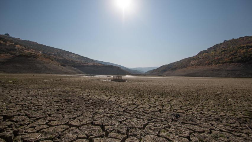 Viel Wüste im einstmals blühenden Syrien - nicht nur am ausgetrockneten Stausee Al-Duwaisat Dam, sondern auch kulturell. Viel Wüste im einstmals blühenden Syrien - nicht nur am ausgetrockneten Stausee Al-Duwaisat Dam, sondern auch kulturell.