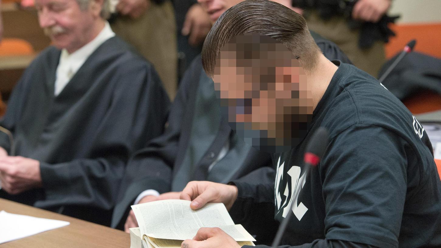 Der NSU-Unterstützer André Eminger las während des NSU-Prozesses in München in einem Gesetzbuch. Auf seinem Computer haben Ermittler Ausschnitte Nürnberger Stadtpläne gefunden.