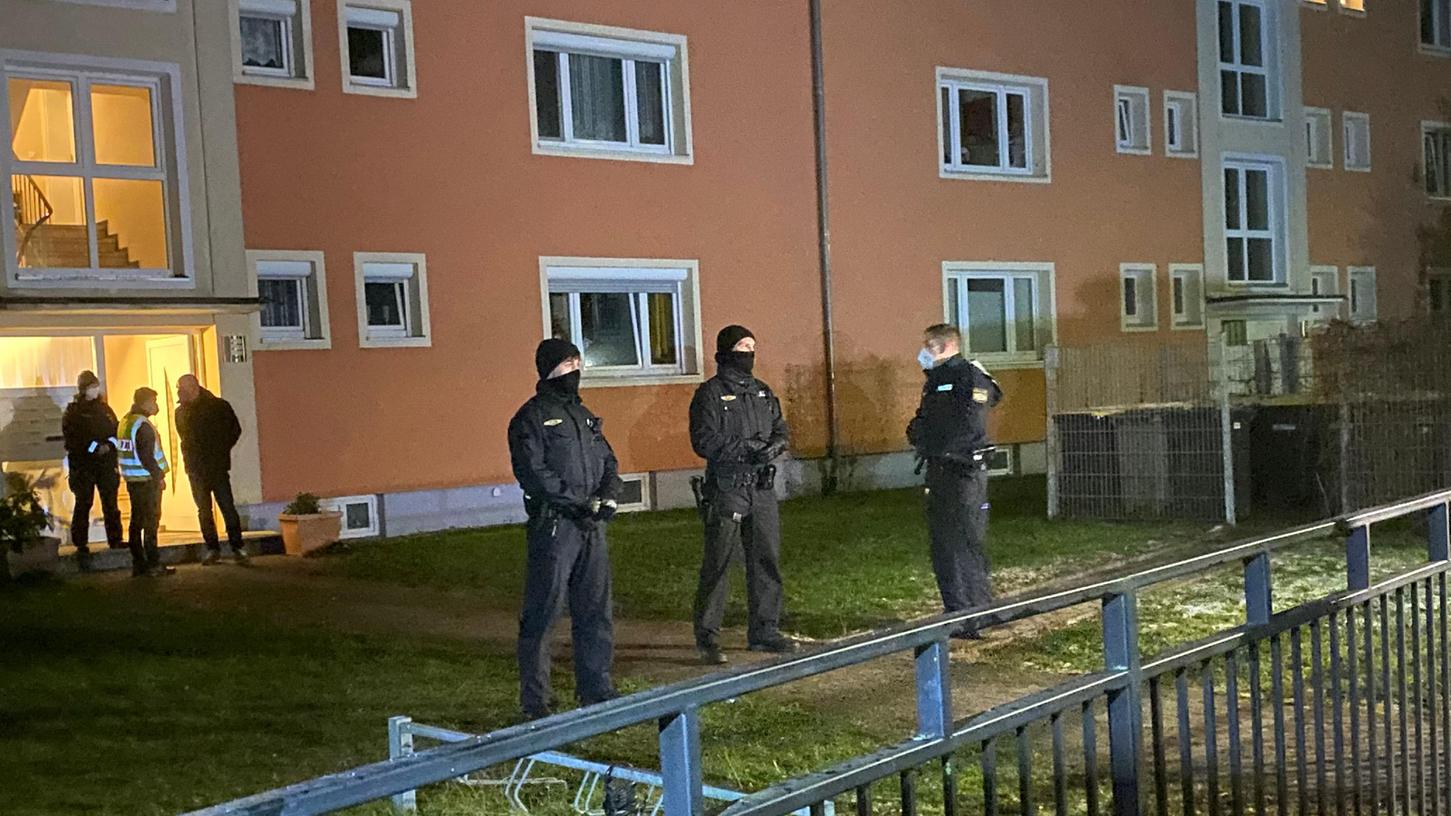 Ein Pulk von Schaulustigen und Verwandten stand vor dem Mehrfamilienhaus in Bad Windsheim. Das USK rückte an.
Ein Pulk von Schaulustigen und Verwandten stand vor dem Mehrfamilienhaus in Bad Windsheim. Das USK rückte an.