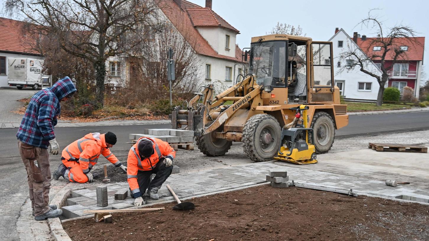 Arbeiter beim letzten Feinschliff an der Großbaustelle in Weinsfeld. Einen Tag später wurde die Ortsdurchfahrt in Richtung Offenbau wieder freigegeben.  