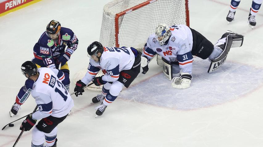 Gemeinsam stark: In Berlin halfen sich die Ice Tigers in jeder Situation. 