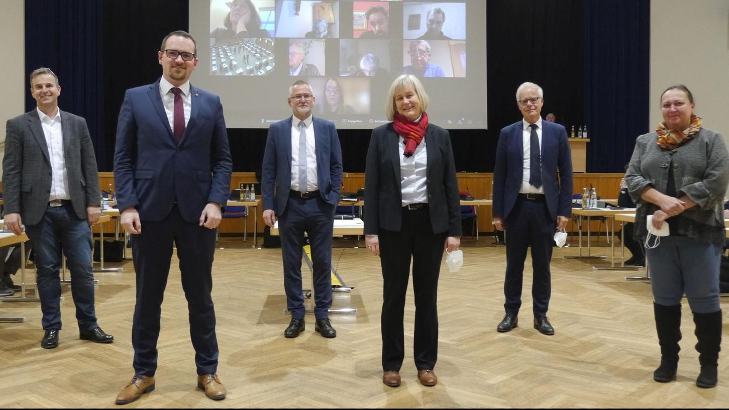 Schwabachs Stadtspitze wird ein bisschen weiblicher. Mit Dr. Christine Meyer führt erstmals eine Frau eines der städtischen Referate. Unser Bild zeigt (von links) Sascha Spahic (Wirtschaft, Finanzen), OB Peter Reiß, Ricus Kerkhoff (Bau), Dr. Christine Meyer (Umwelt, Klimaschutz, Mobilität, Nachhaltigkeit), Knut Engelbrecht (Recht, Soziales) und Bürgermeisterin Petra Novotny. Bürgermeister Emil Heinlein war bei der Hybridsitzung von zu Hause zugeschaltet.