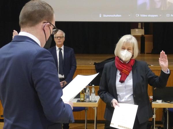 Schwabachs neue Referentin für Umwelt, Mobilität, Klimaschutz und Nachhaltigkeit, Dr. Christine Meyer, bei der Vereidigung durch Oberbürgermeister Peter Reiß.
Schwabachs neue Referentin für Umwelt, Mobilität, Klimaschutz und Nachhaltigkeit, Dr. Christine Meyer, bei der Vereidigung durch Oberbürgermeister Peter Reiß.