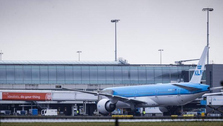 Ein Flugzeug mit Reiserückkehrern aus Johannesburg landete am Flughafen in Amsterdam. 