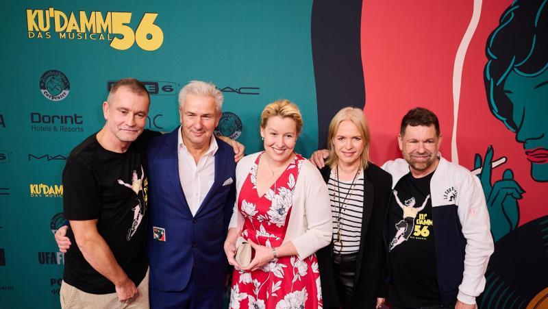Berlin hat ein neues Musical: "Ku'damm 56" feierte Premiere.