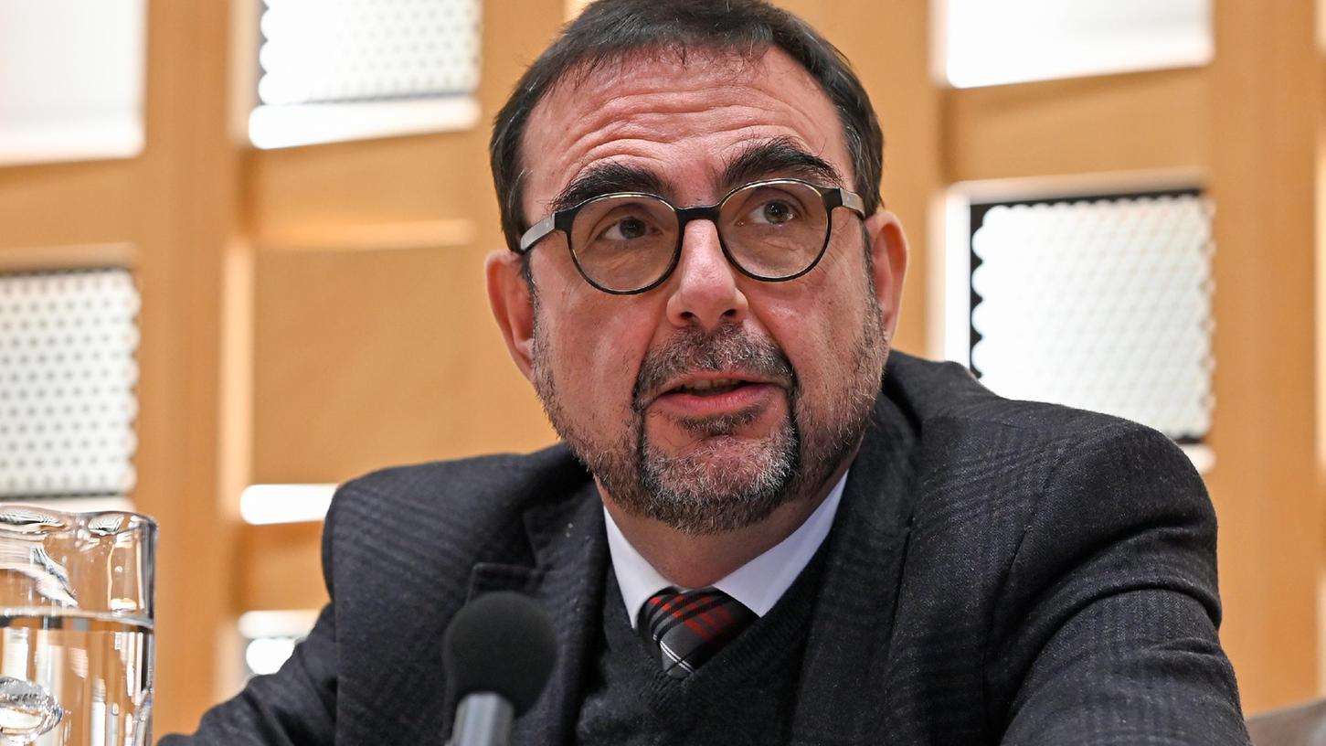 Klaus Holetschek (CSU) hat zusammen mit Kollege und Wissenschaftsminister Bernd Sibler Medizinstundenten zur Mithilfe aufgerufen.
Klaus Holetschek (CSU) hat zusammen mit Kollege und Wissenschaftsminister Bernd Sibler Medizinstundenten zur Mithilfe aufgerufen.