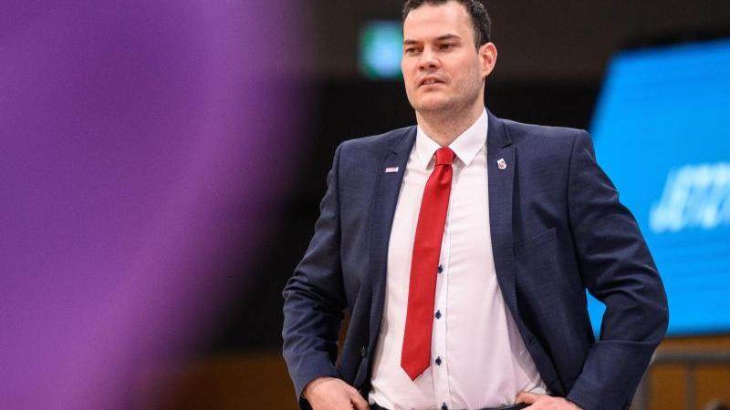 Die rote Krawatte ist wieder Geschichte für Johan Roijakkers, der Niederländer wurde nach eineinhalb Jahren bei Brose Bamberg beurlaubt.
Die rote Krawatte ist wieder Geschichte für Johan Roijakkers, der Niederländer wurde nach eineinhalb Jahren bei Brose Bamberg beurlaubt.