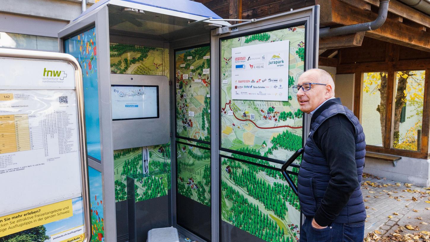 Peter Weber, Gemeindepräsident von Mettauertal, steht vor der zur "Schulterklopfmaschine" umgebauten Telefonzelle.