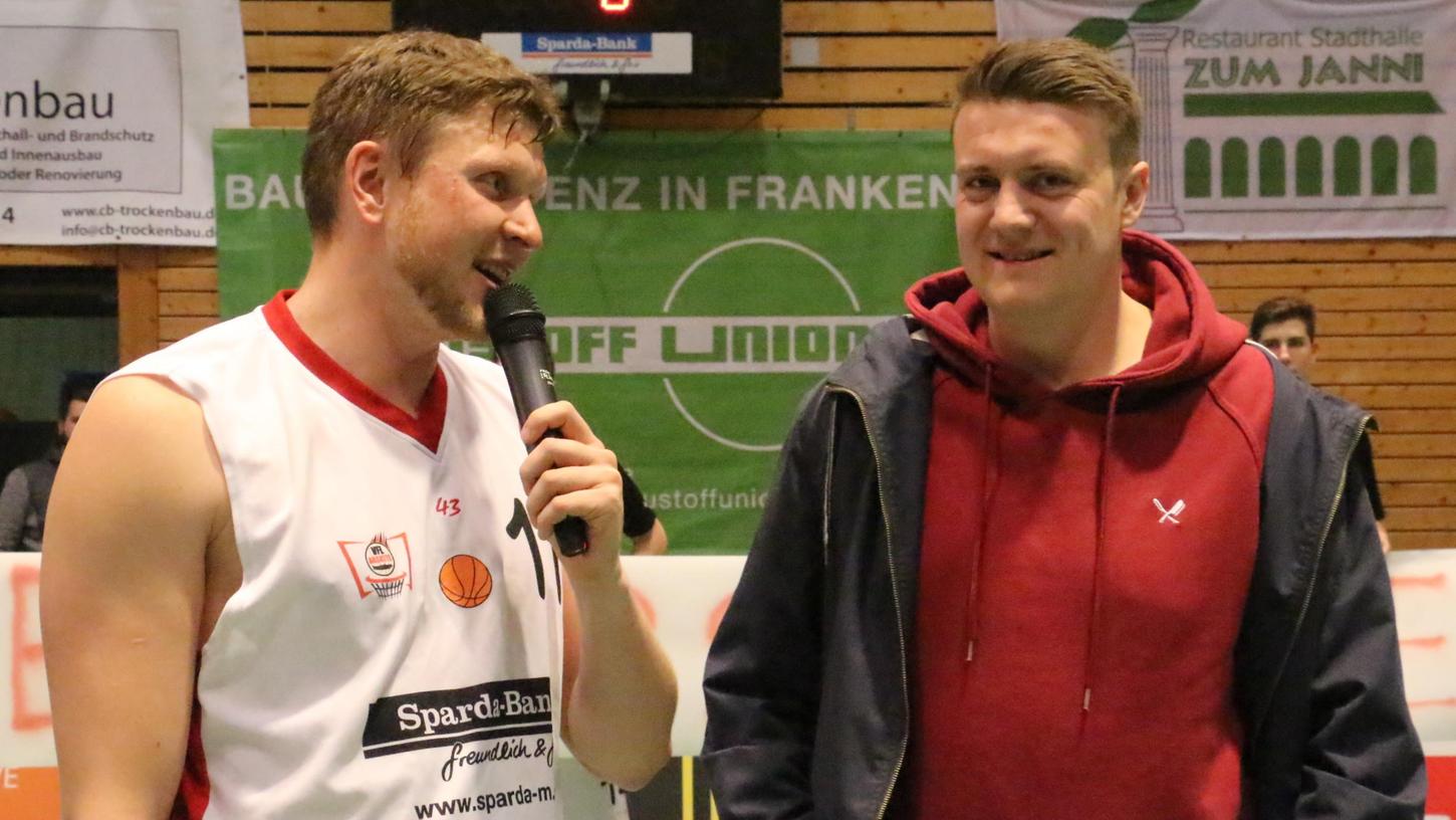 Tim Eisenberger (rechts) verließ Ende 2018 die VfL-Baskets. Unser Bild zeigt ihn bei der Verabschiedung durch Treuchtlingens Kapitän und Abteilungsleiter Stefan Schmoll (links).