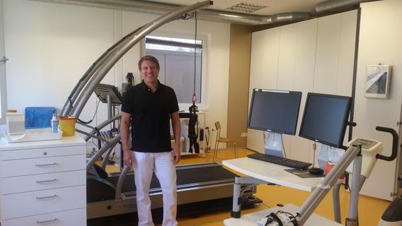 Dr. Leonard Fraunberger ist auch Vizepräsident des Bayerischen Sportärzteverbandes und leitet die Leistungsdiagnostische Untersuchung an der Universität Erlangen-Nürnberg.
Dr. Leonard Fraunberger ist auch Vizepräsident des Bayerischen Sportärzteverbandes und leitet die Leistungsdiagnostische Untersuchung an der Universität Erlangen-Nürnberg.