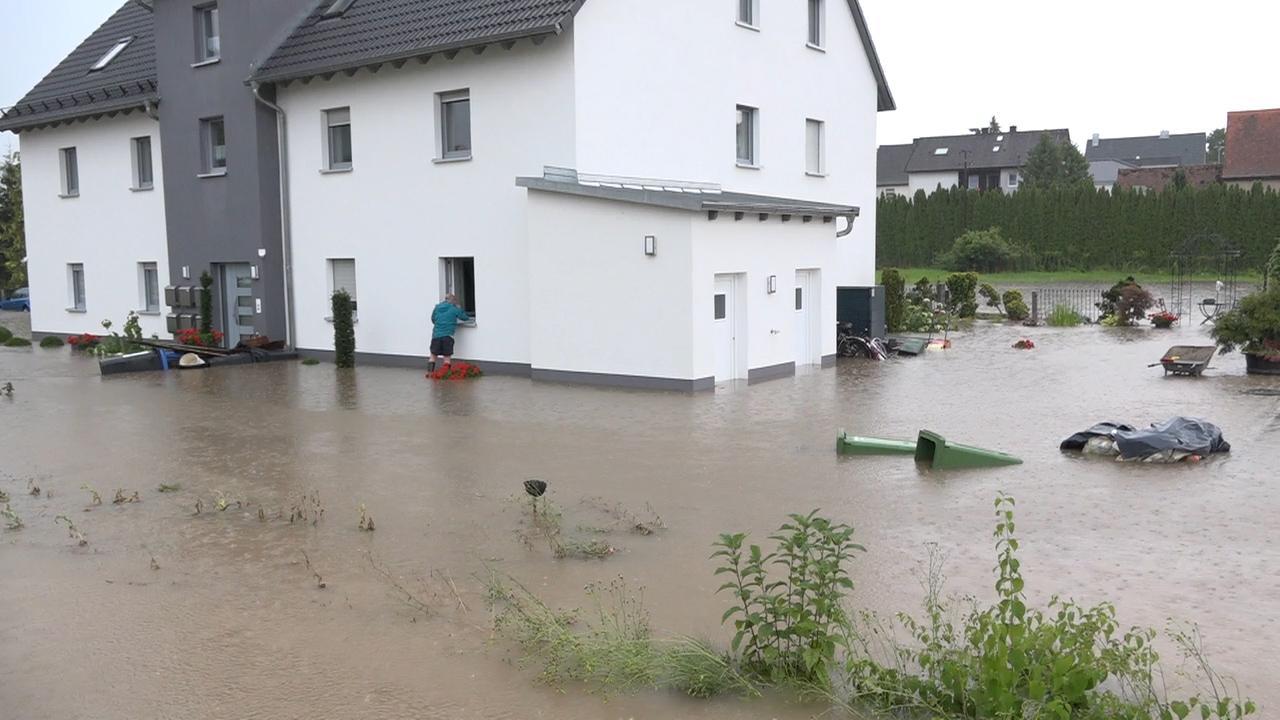 Im Juli 2018 hat ein Hochwasser Heroldsbach heimgesucht. Das Wasser hat geparkte Autos einfach davongeschwemmt.