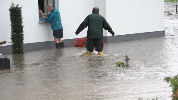 Aus den Kanaldeckeln im Ort sprudelte das Wasser.
Aus den Kanaldeckeln im Ort sprudelte das Wasser.