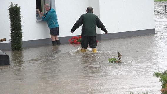 Aus den Kanaldeckeln im Ort sprudelte das Wasser.