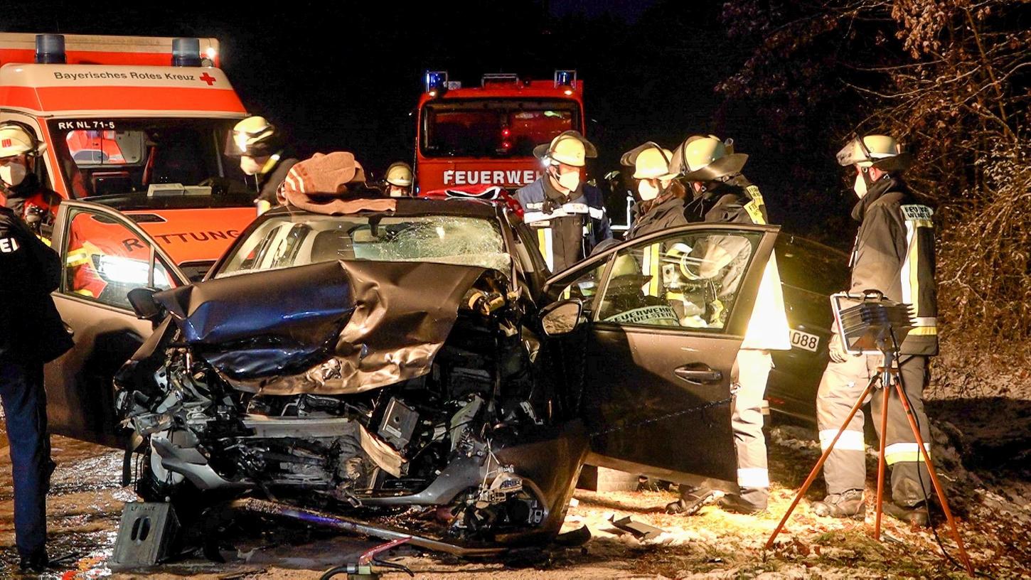 Der Kleinwagen der entgegenkommenden Autofahrerin wurde massiv verformt, die Frau eingeklemmt.