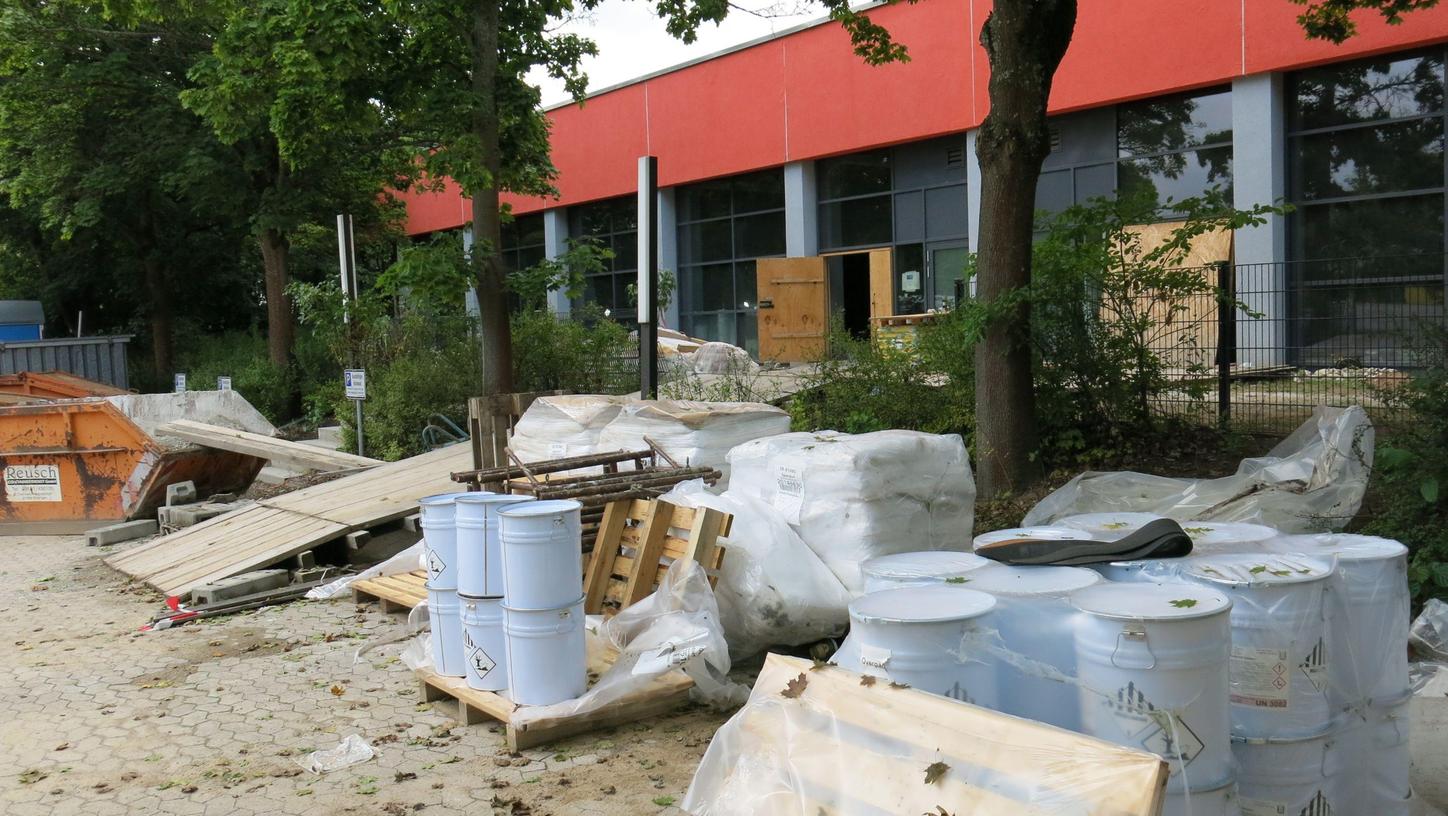 Die Corona-Pandemie führt auch bei der Sanierung des Hallenbads in Spardorf zu Verzögerungen. Nun sollen die Arbeiten im Frühjahr abgeschlossen werden. Die Corona-Pandemie führt auch bei der Sanierung des Hallenbads in Spardorf zu Verzögerungen. Nun sollen die Arbeiten im Frühjahr abgeschlossen werden.