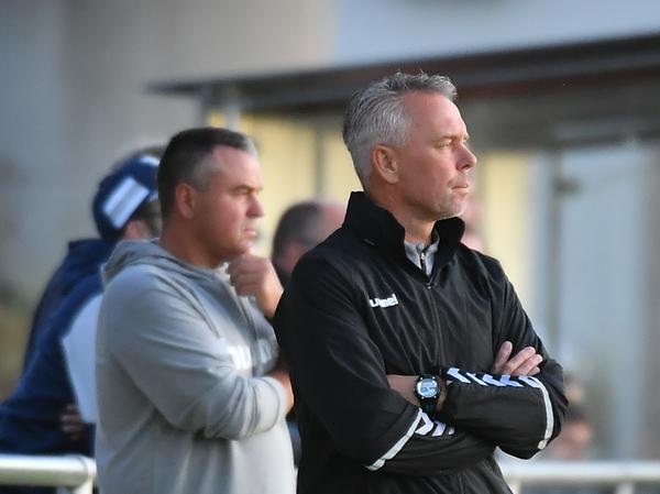 Gerd Klaus (re.), im Hintergrund der ihn als Co-Trainer unterstützende Bruder Jörg, mussten in der laufenden Runde beim SV Seligenporten viele Rückschläge verkraften.