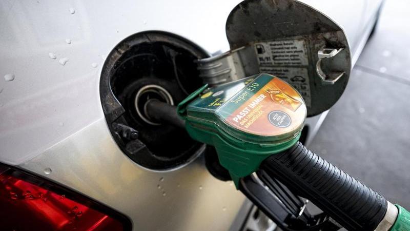 Experten möchten sich aktuell noch nicht festlegen, ob der Preis für Kraftstoff zum Jahresbeginn drastisch ansteigt.