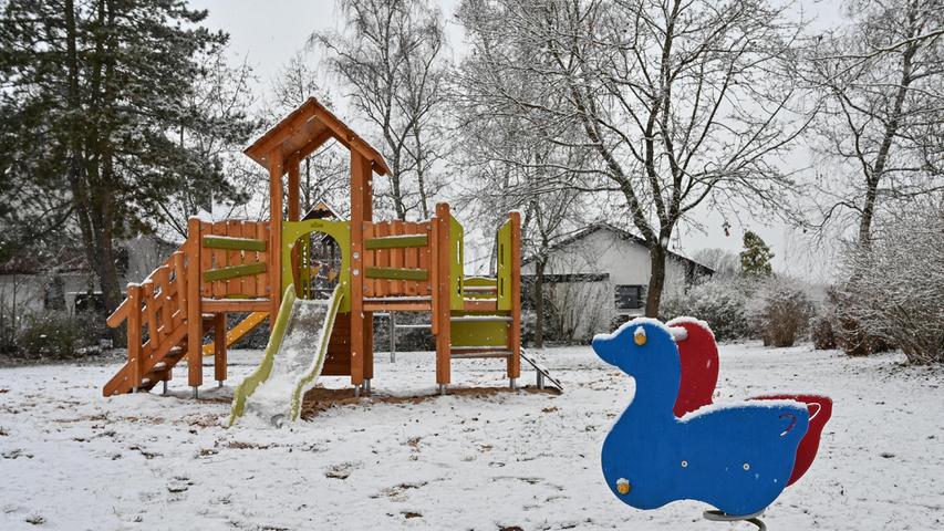 Rutschig im doppelten Sinn: Verschneiter Kinderspielplatz in Hofstetten.
