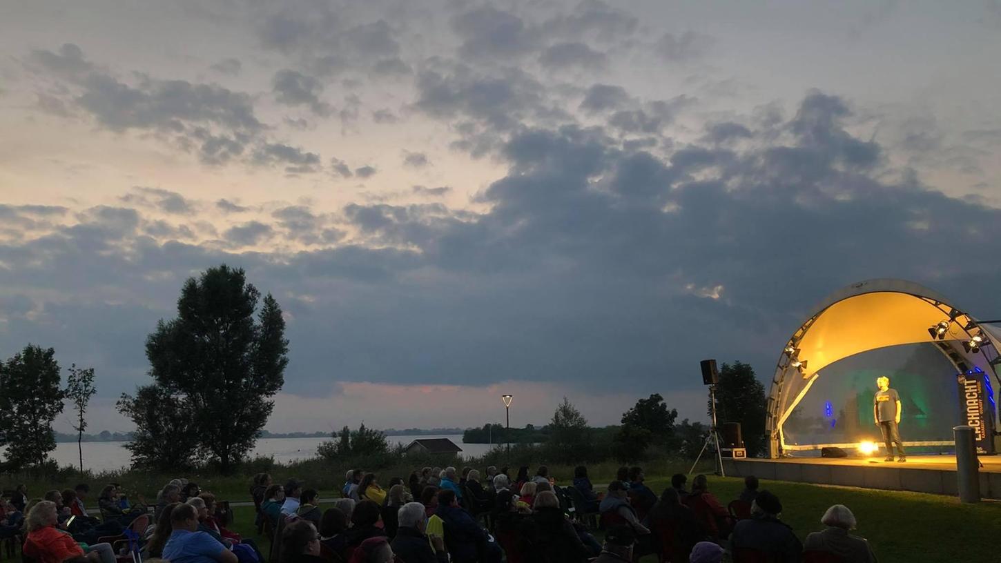 Die „erste Lachnacht am Altmühlsee“ in diesem Juli war mehr als ein Lichtblick, und zwar für Freunde der Kultur wie auch für das veranstaltende Kunstforum. Inzwischen hat sich die Lage wieder mehr als eingetrübt, für die Veranstalter brechen wieder schwere Zeiten an, was nicht nur Klaus Seeger und seinem Team zu schaffen macht.
Die „erste Lachnacht am Altmühlsee“ in diesem Juli war mehr als ein Lichtblick, und zwar für Freunde der Kultur wie auch für das veranstaltende Kunstforum. Inzwischen hat sich die Lage wieder mehr als eingetrübt, für die Veranstalter brechen wieder schwere Zeiten an, was nicht nur Klaus Seeger und seinem Team zu schaffen macht.