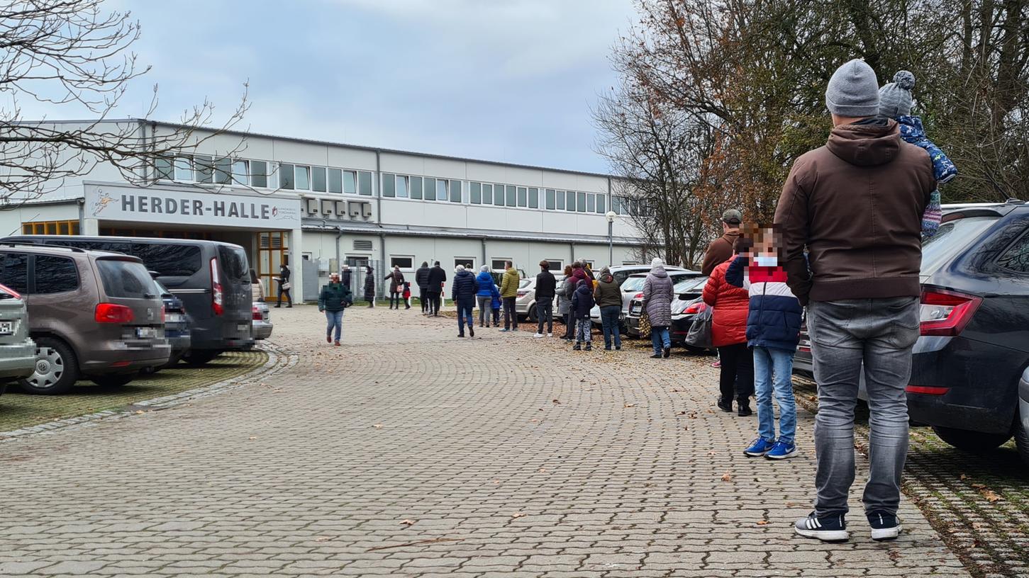 Bereits vor 14 Uhr bildet sich vor dem Testzentrum in der Ruhalmstraße eine lange Schlange.
