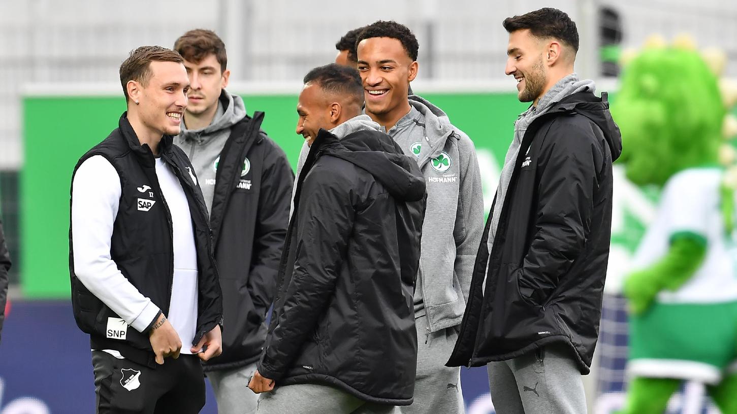 Freundliches Wiedersehen: Vor dem Anpfiff hatten die Fürther Spieler noch viel Spaß mit ihrem ehemaligen Kollegen David Raum (links) - während der 90 Minuten dann eher weniger.
Freundliches Wiedersehen: Vor dem Anpfiff hatten die Fürther Spieler noch viel Spaß mit ihrem ehemaligen Kollegen David Raum (links) - während der 90 Minuten dann eher weniger.