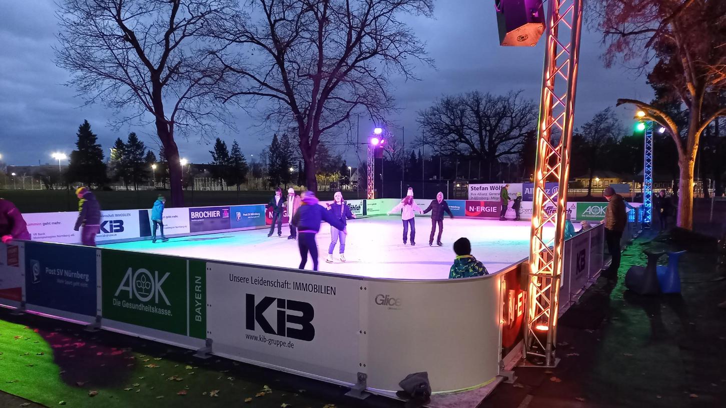 Diese Freizeitsportler drehten direkt zur Eröffnung am vergangenen Samstag ihre Runden im Sportpark Ebensee. "Post SV on Ice" läuft noch bis zum 16. Januar.